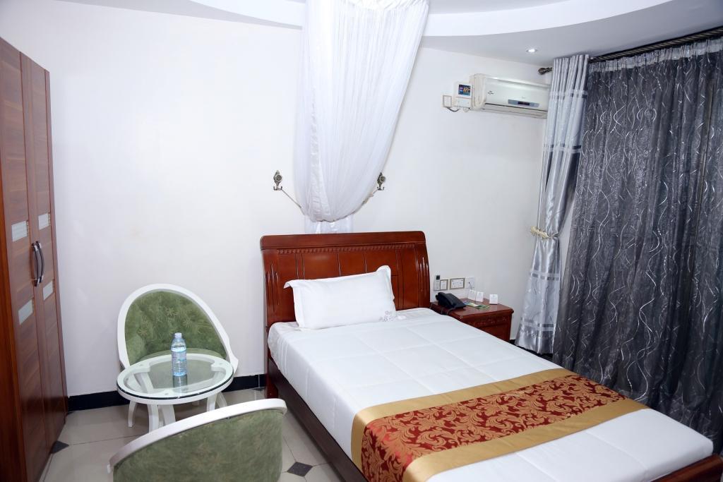 La Grande Hotel Kampala Exterior photo